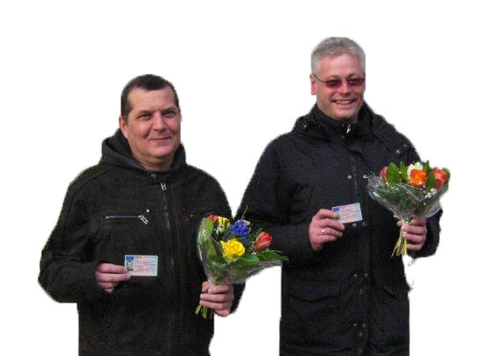 Roman Orlanski und Alexander Stolpe mit einem Blumenstrauß.